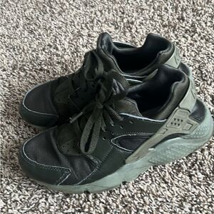 Nike Huarache Run size 6Y